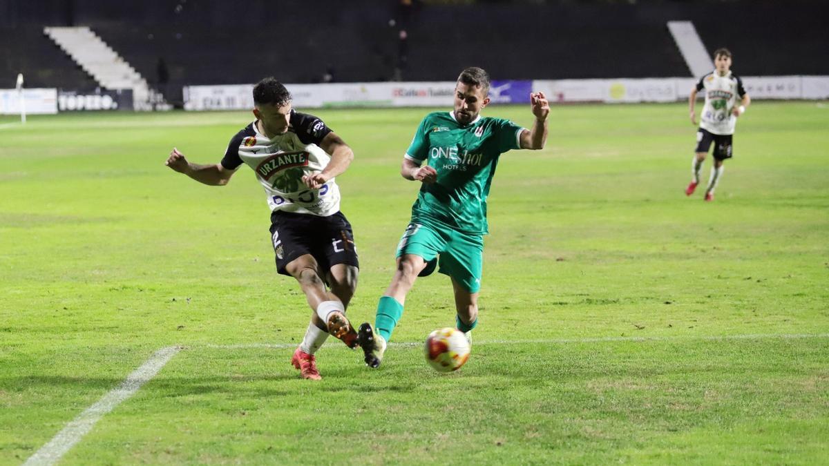 Ander Dufur trata de jugar el balón frente al rival.