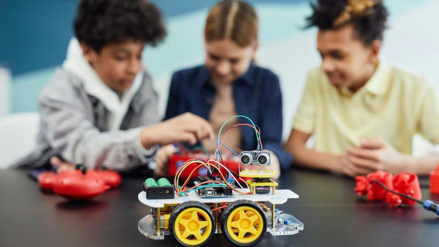 Más de 2,5 millones en centros educativos navarros para el impulso del pensamiento computacional, la robótica y la IA