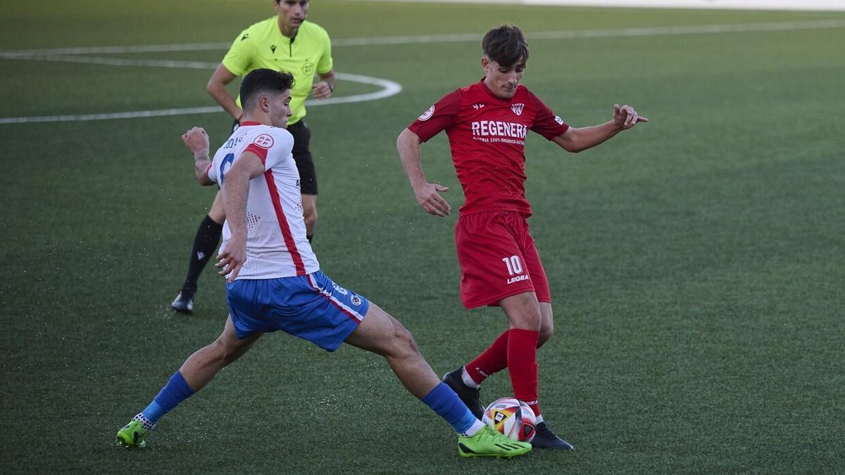 Javier Albín, jugador del Izarra, disputando un balón.