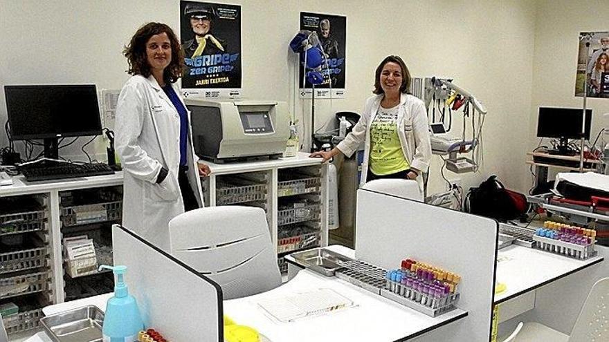 La directora de Enfermería, Ana Bereciartua, y la directora gerente, Marbella García, ayer, en la unidad de Pediatría del Hospital de Eibar.