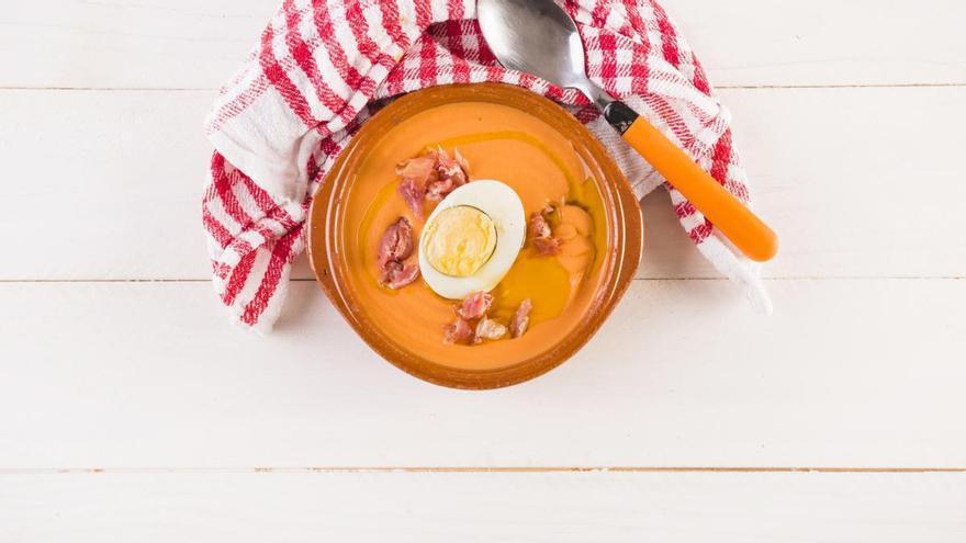 Salmorejo cordobés con huevo y jamón, un aliado tradicional contra el calor