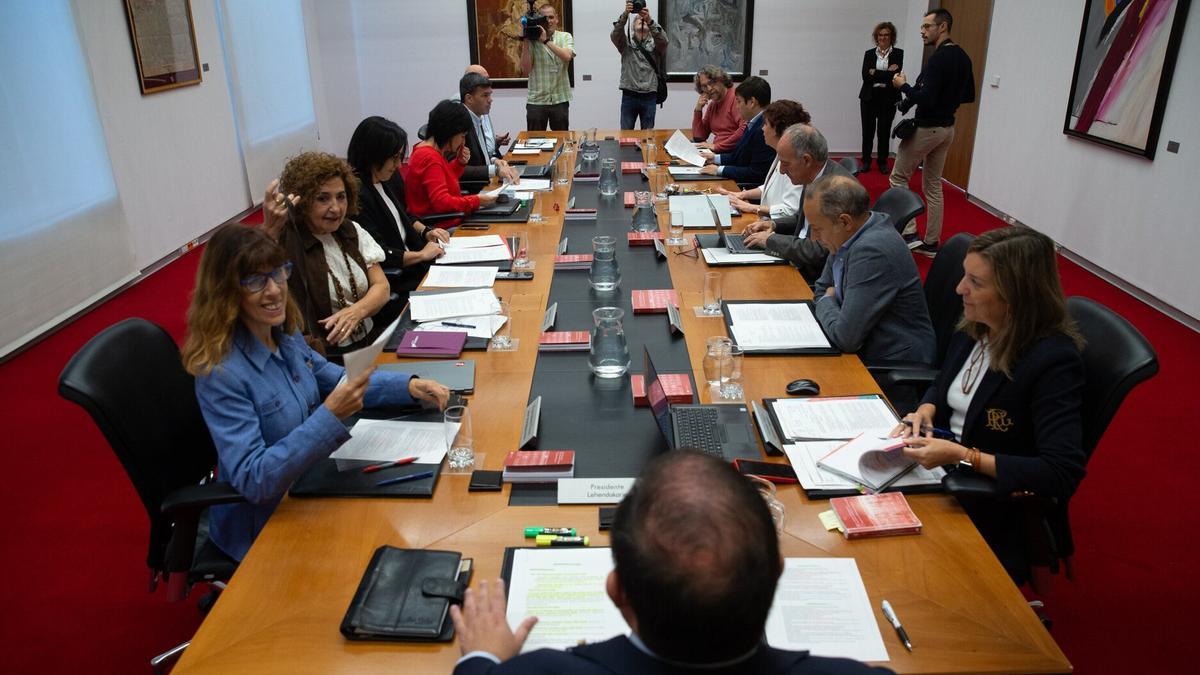 Imagen de archivo de una reunión de la Mesa y Junta de Portavoces del Parlamento de Navarra. Imagen de archivo de una reunión de la Mesa y Junta de Portavoces del Parlamento de Navarra.