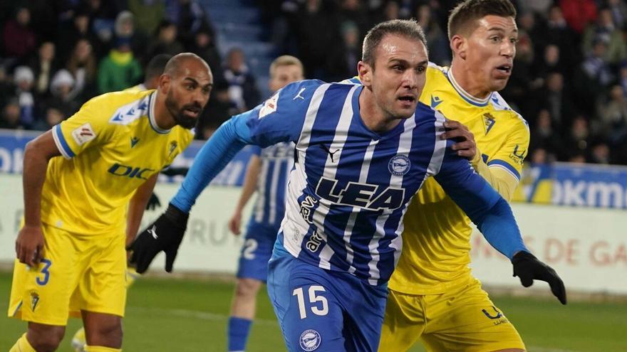 Kike García impone su ley en el Alavés