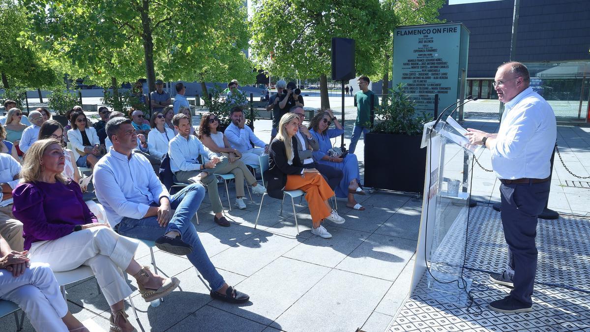 El secretario general del PP, Miguel Tellado, durante su intervención en la plaza del Baluarte.