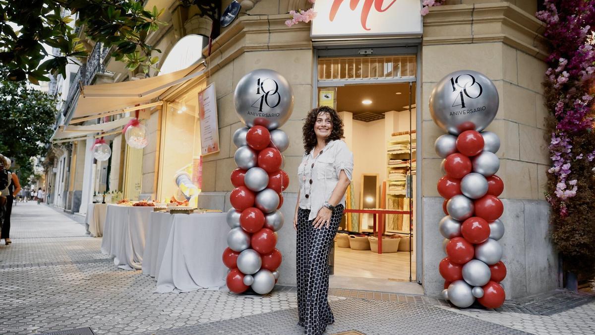 Pili Jiménez ante el establecimiento que regenta