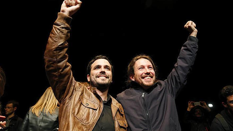 Los líderes de Podemos, Pablo Iglesias (d), y de Izquierda Unida, Alberto Garzón (i).