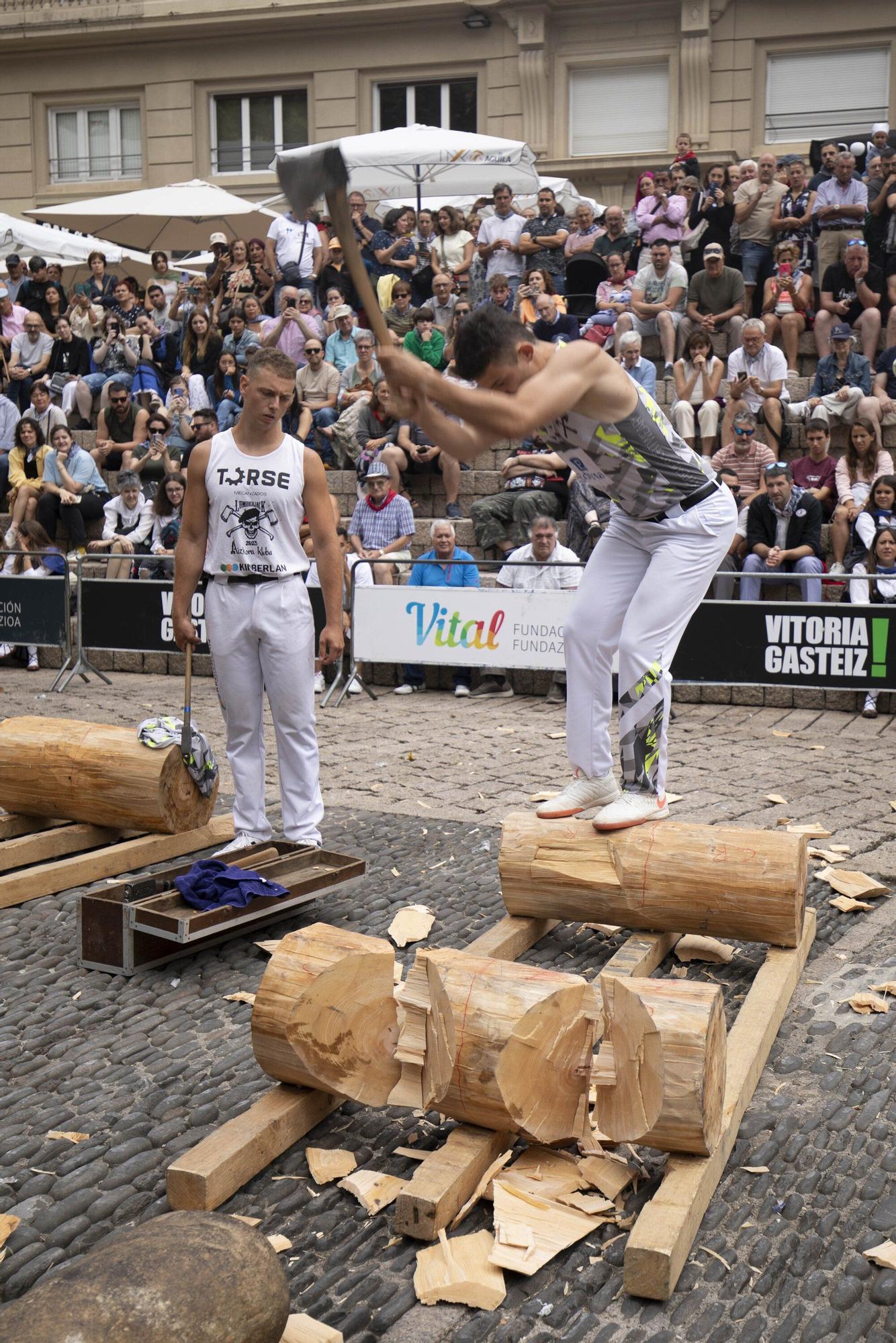 En imágenes: El torneo Virgen Blanca de Herri Kirolak se adueña de la Plaza de Los Fueros