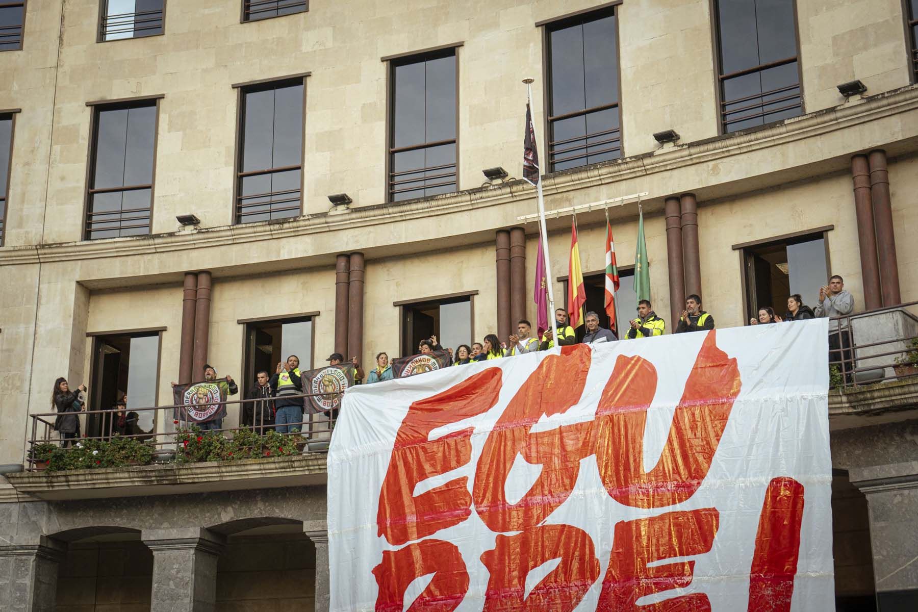 La plantilla de Maderas de Llodio se encerró en el Ayuntamiento como medida de protesta contra los despidos