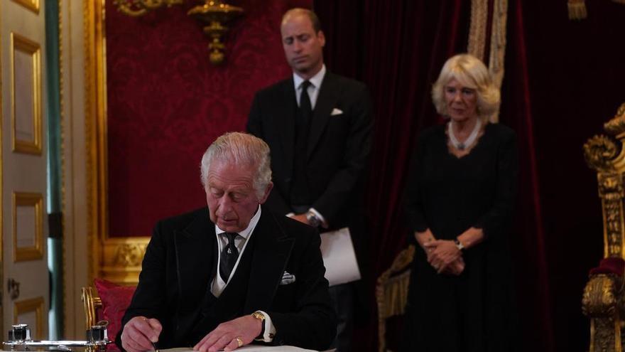 Carlos III inicia su reinado prometiendo seguir el ejemplo "inspirador" de Isabel II