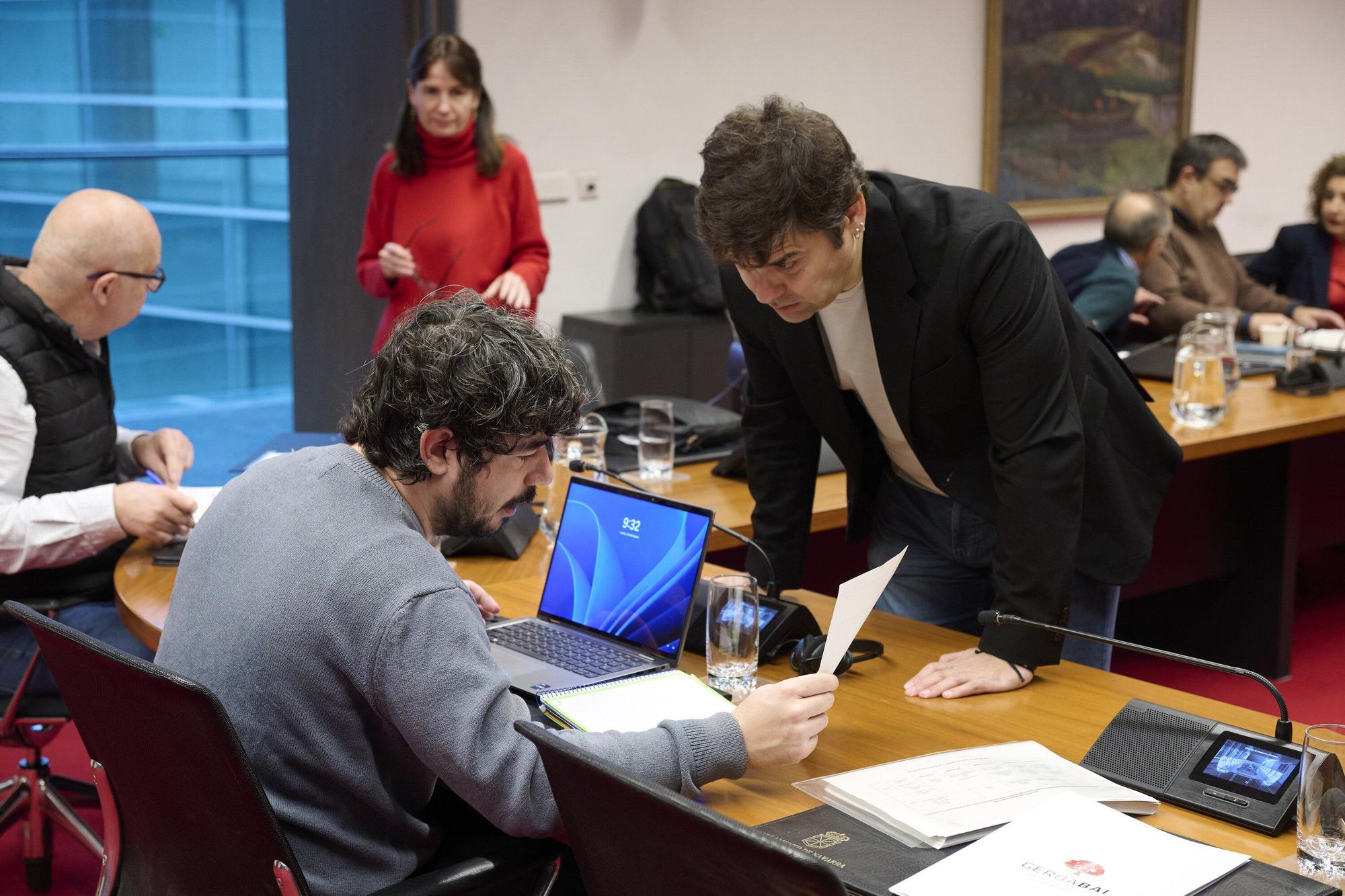 Fotos de la comisión de Economía y Hacienda del Parlamento de Navarra sobre el debate de las enmiendas a los PGN