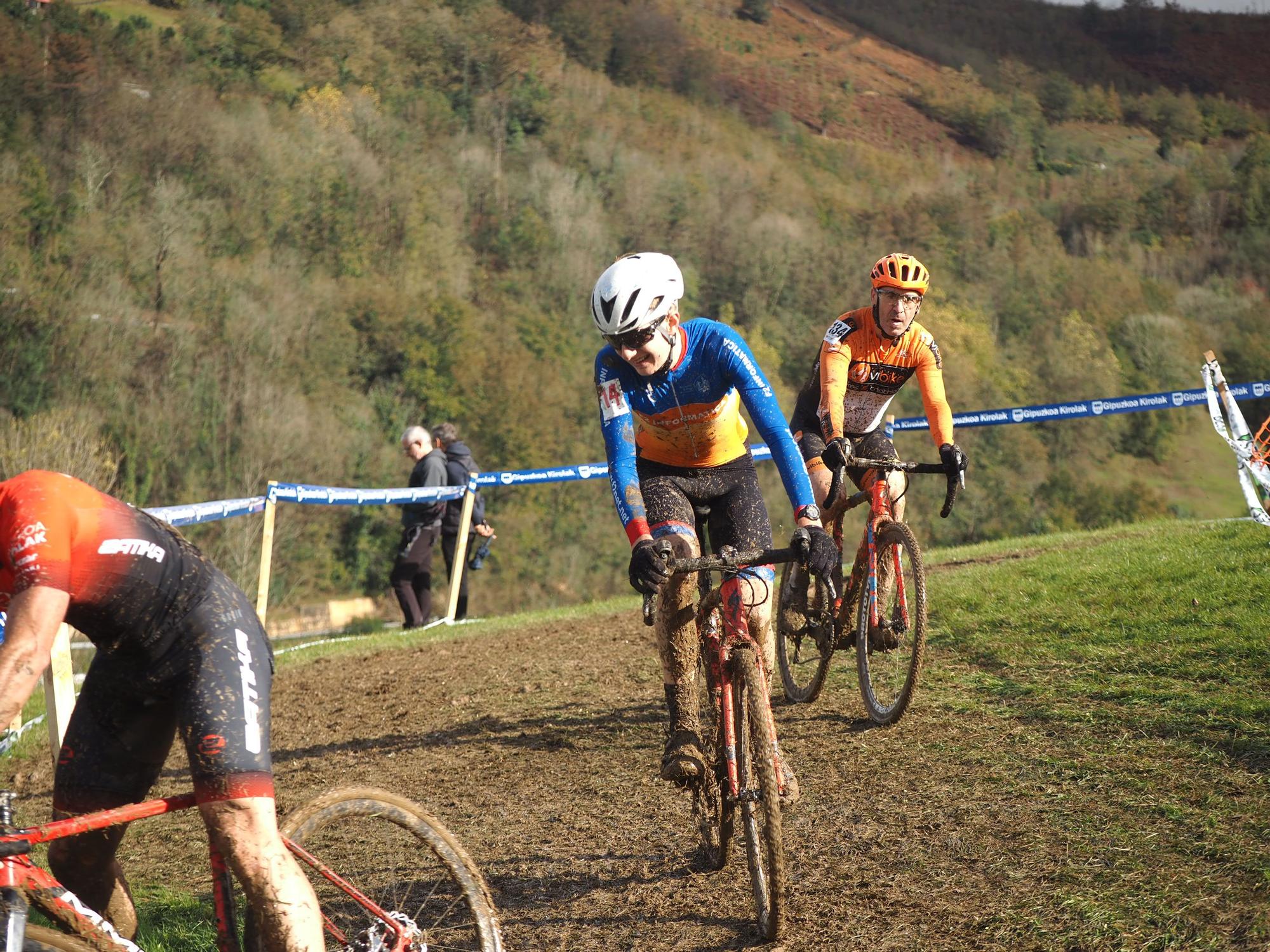 El barro se sumó al espectáculo de ciclocross en Elgoibar