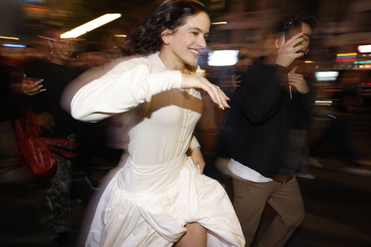 Rosalía presenta su disco en las pantallas de Callao y desaparece entre miles de fans
