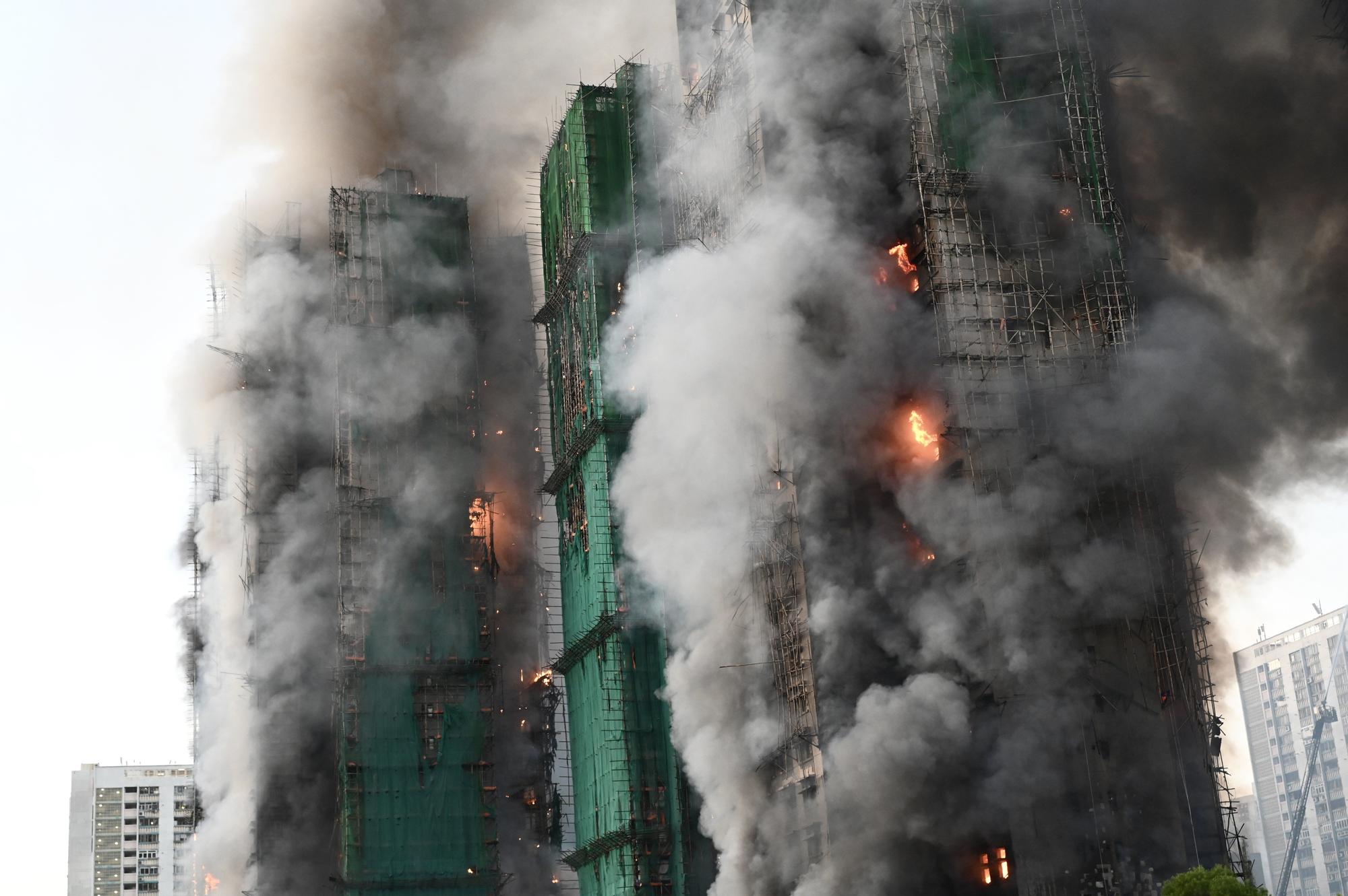 Un enorme incendio calcina un vecindario de Hong Kong