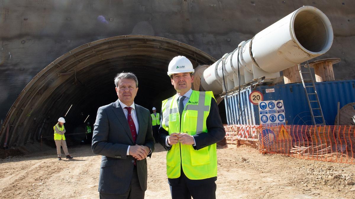 José Antonio Santano, secretario de Estado de Transportes y Movilidad Sostenible , y Juan Pablo Villanueva, director general de Adif, en las obras del tramo Olite - Tafalla.