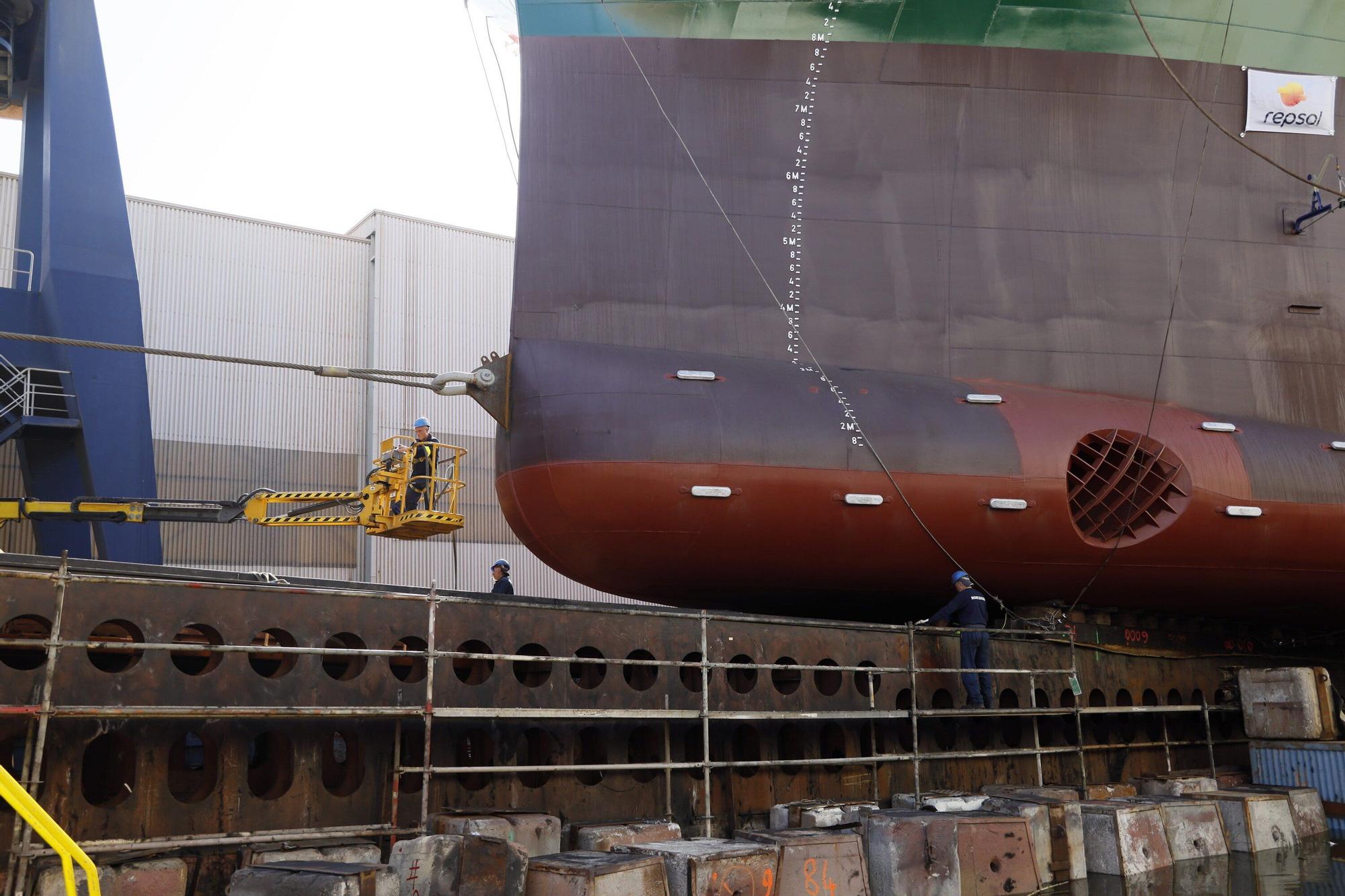 En imágenes: Murueta bota en Erandio un barco de transporte de combustible