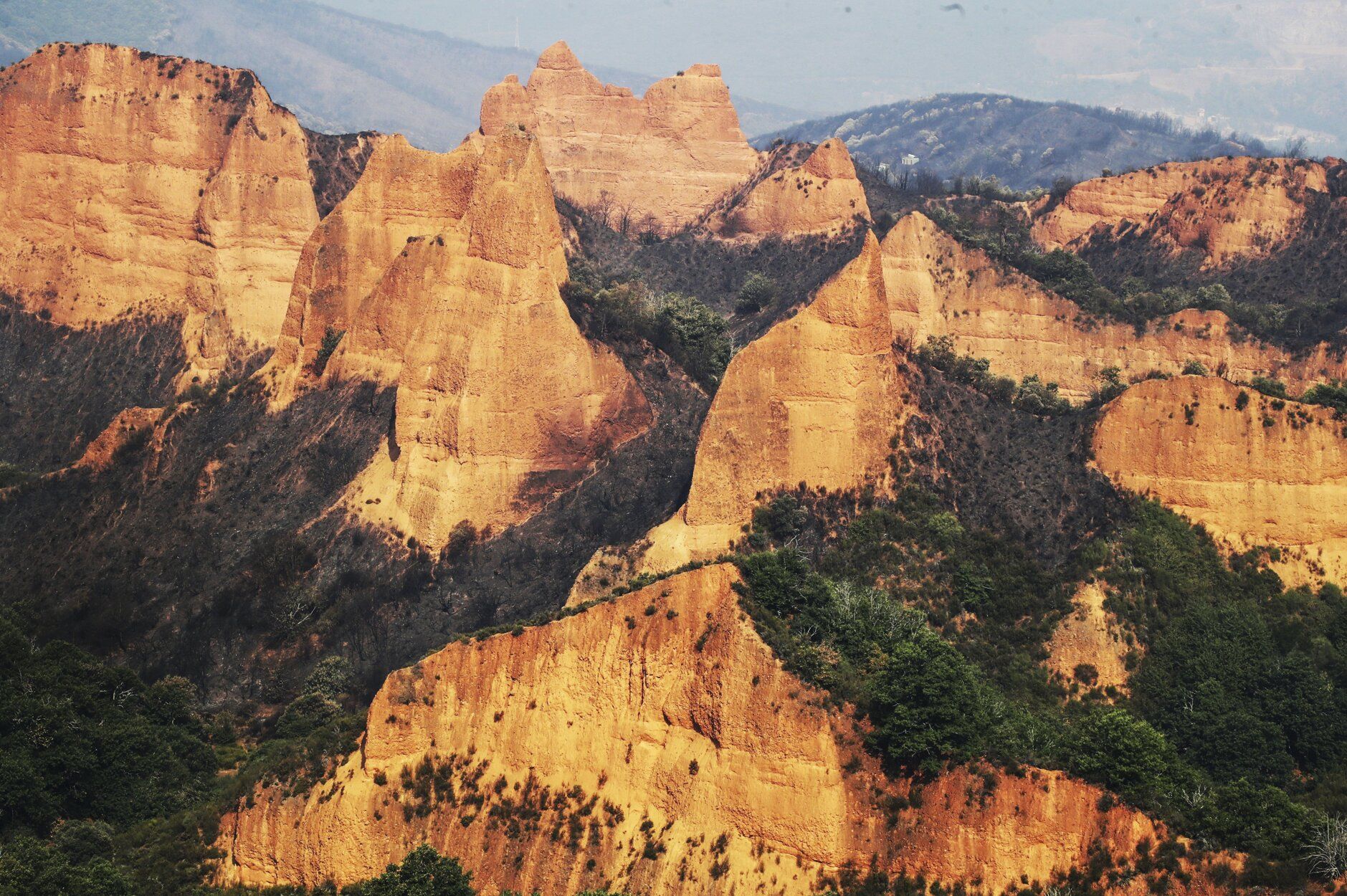 Las Médulas, arrasadas por el fuego: un paisaje desolador