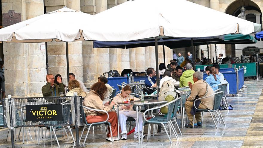 Las familias celebran a mesa puesta el Día de la Madre