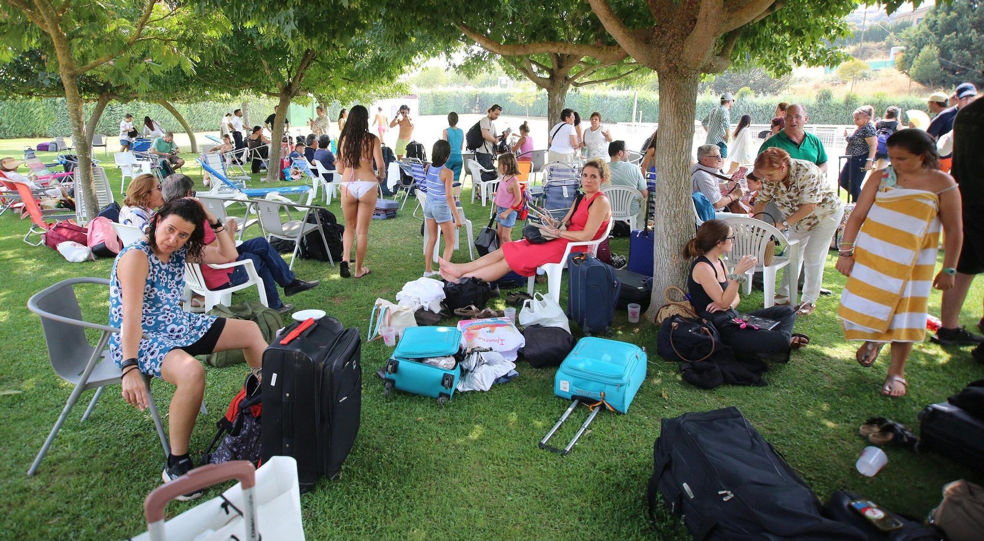 Los 180 viajeros del tren averiado, evacuados a Olite desde las piscinas de Pueyo