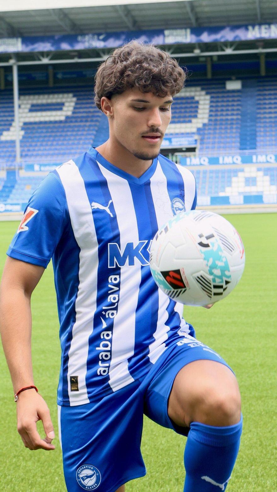 Youssef dio algunos toques al balón sobre el césped.