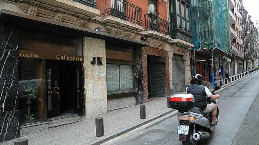 Vecinos de Iturriza recogerán firmas para exigir el cierre de los locales que &quot;amenazan el bienestar&quot; de la zona