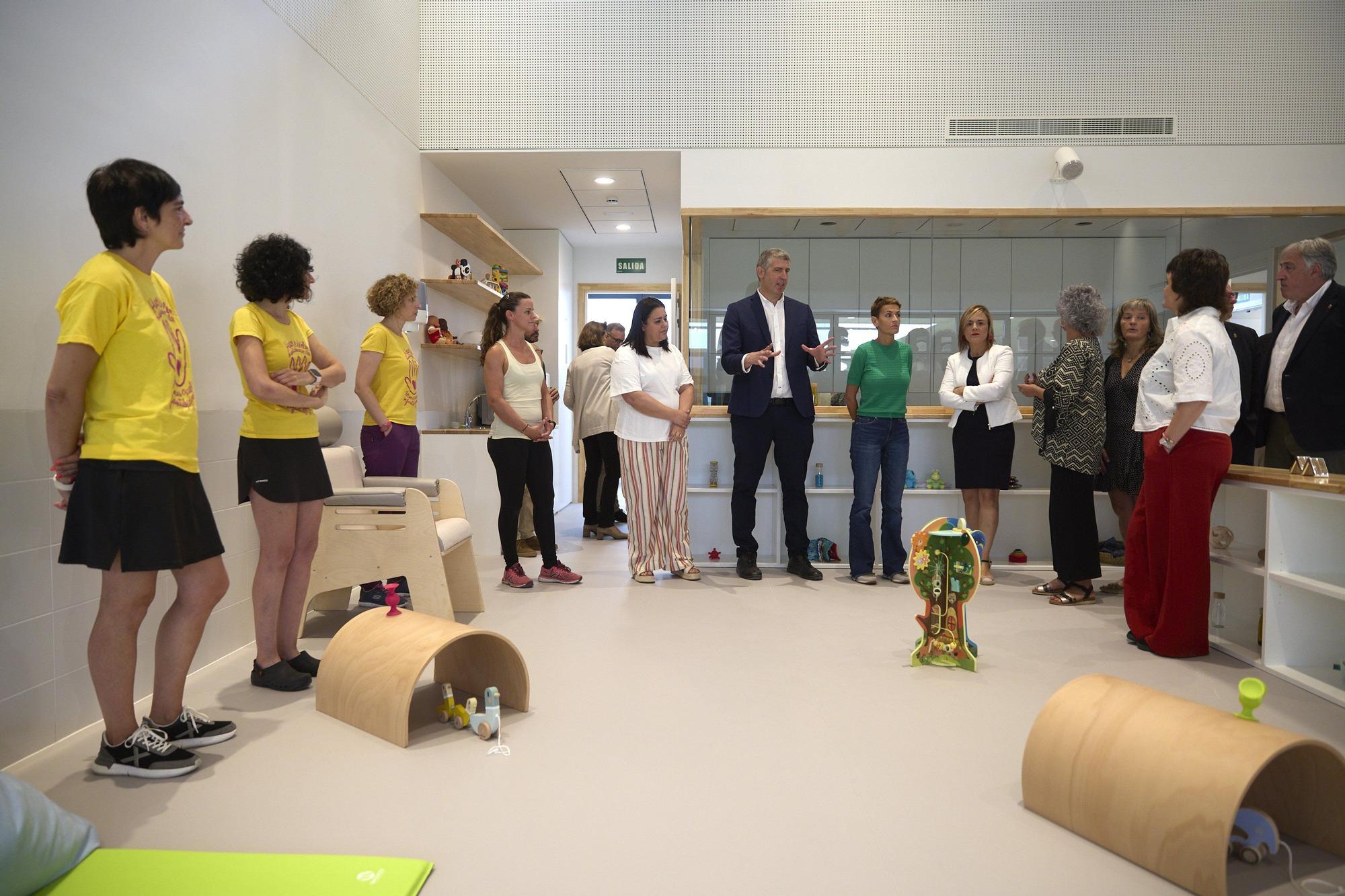 Fotos de la visita de María Chivite a la nueva Escuela Infantil de Erripagaña