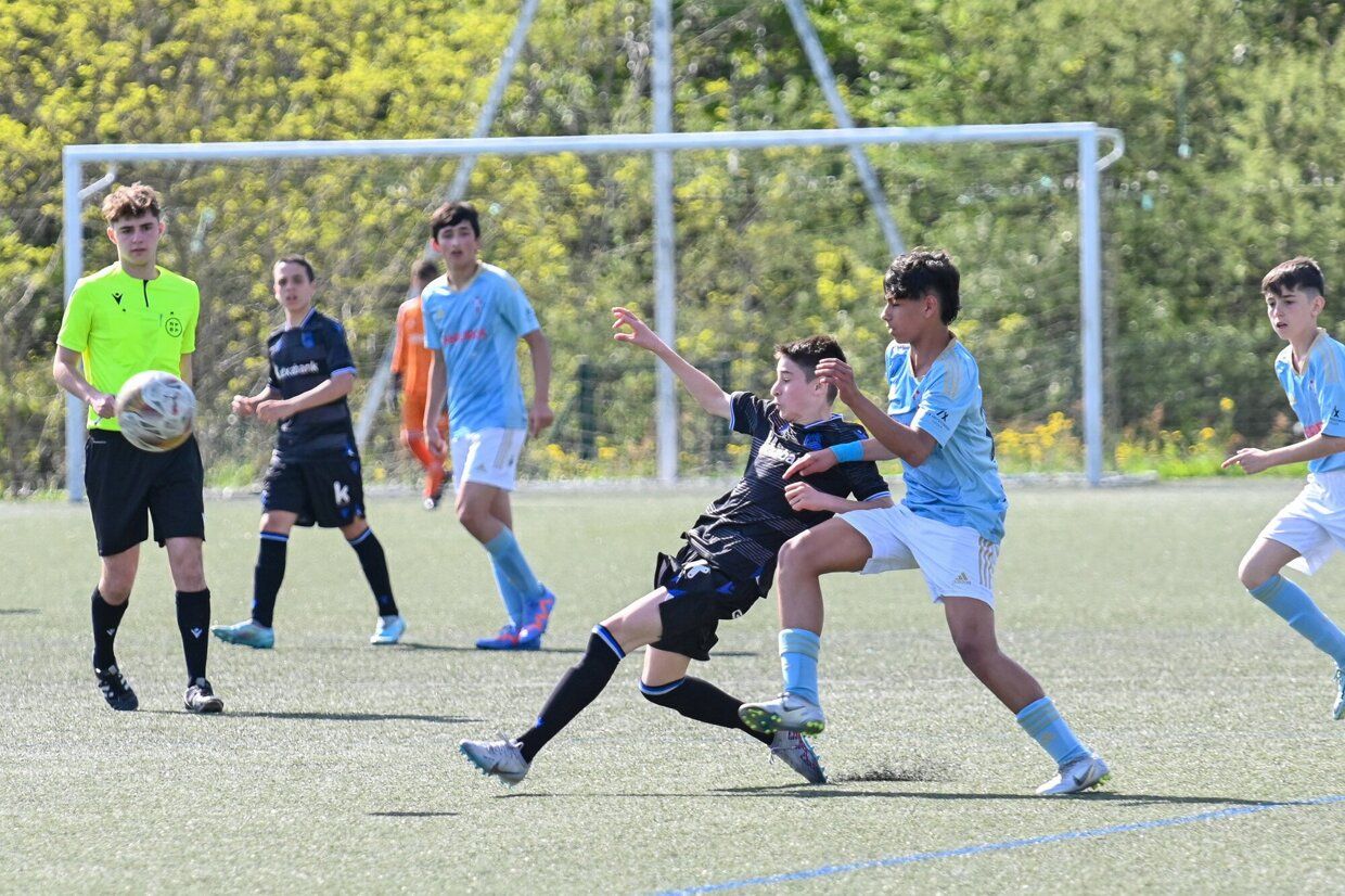 La Real se entrena junto a su afición en Zubieta.