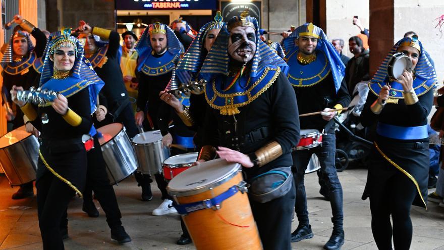 La lluvia no frena las ganas de Carnaval en Bilbao