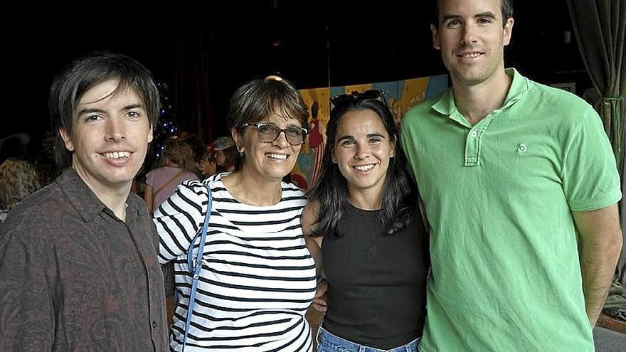 Iñigo Cobo, de Pabellón 6, con Patricia Soto, Beatriz Torre e Iñigo Lekunberri, instantes antes del inicio de la función.