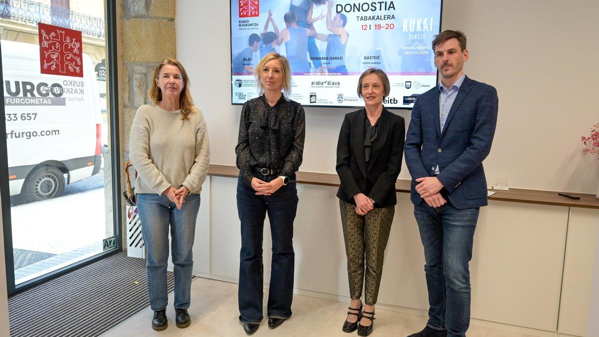 Ana López, Karmele Segura, Ana Urkiza y Yosu Arraiz, este martes en la sede de Eusko Ikaskuntza en Donostia.