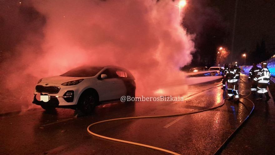 Dos vehículos resultan calcinados en Barakaldo