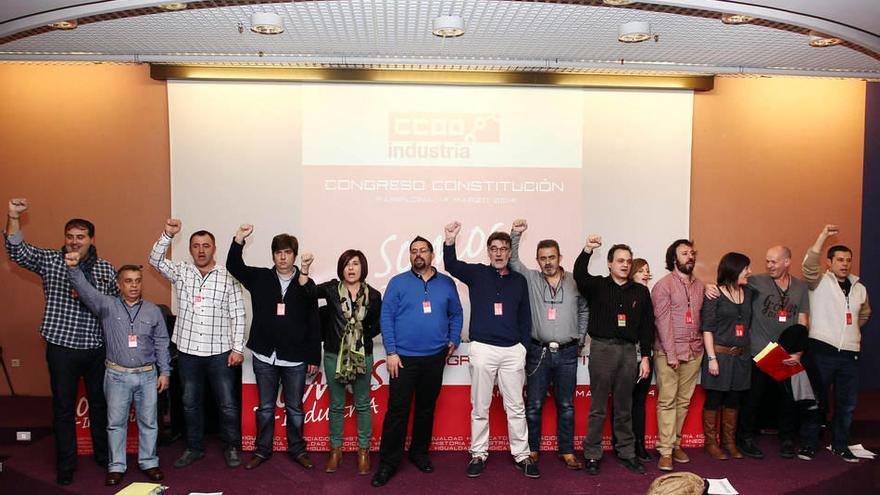 El candidato a la secretaría de la nueva federación de Industria de CCOO, Chechu Rodríguez, el secretario general de la federación de Fiteqa, Ricardo Jimeno, y el secretario de Política Industrial de CCOO a nivel estatal, Máximo Blanco, clausuran el congr