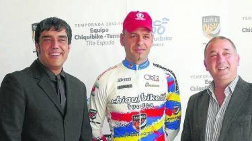 Espada (centro) con el representante de Termia y Jesús Álava.