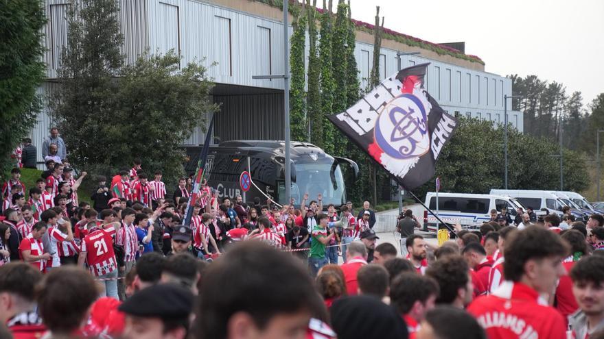 Aficionados esperan junto al hotel para arropar a los jugadores hasta Anoeta