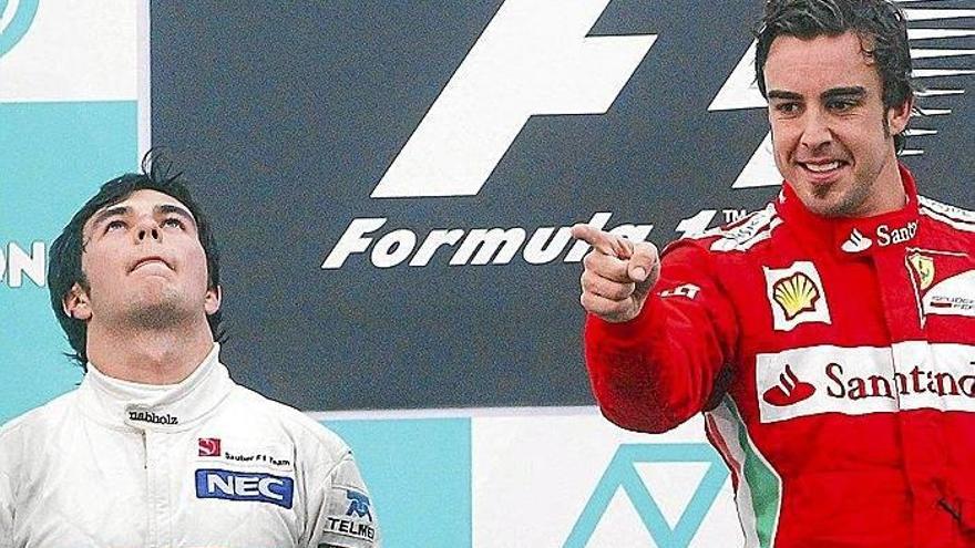El mexicano Sergio Pérez y Fernando Alonso comparten podio.