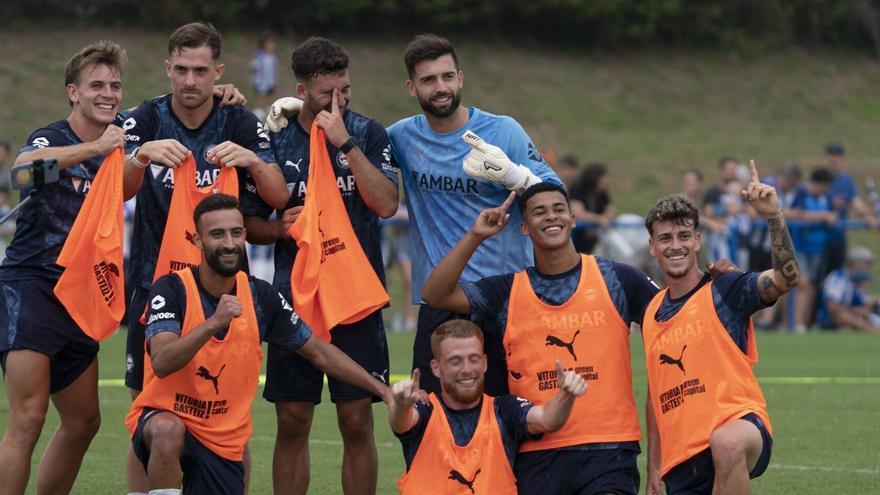 El equipo vencedor del partido de entrenamiento posa frente a las cámaras.