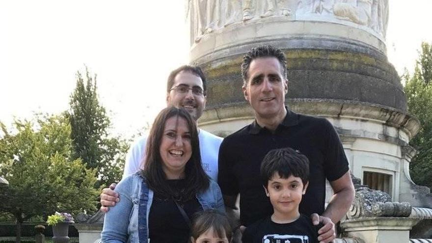 Nahia Barcenilla Lanchas, junto a Miguel Induráin, sus padres Juan José y Ana y su hermano Oier, durante una sesión fotográfica.