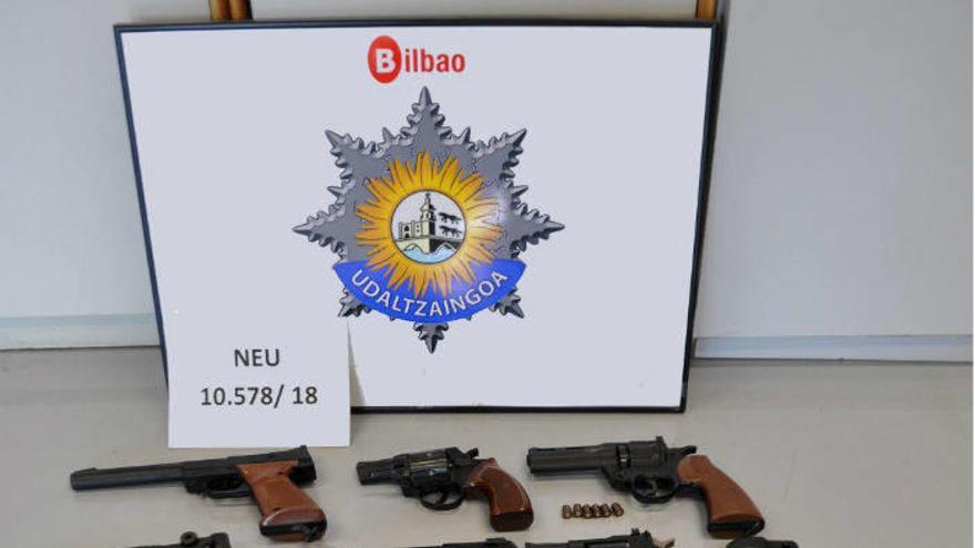 Armas simuladas retiradas en Otxarkoaga.