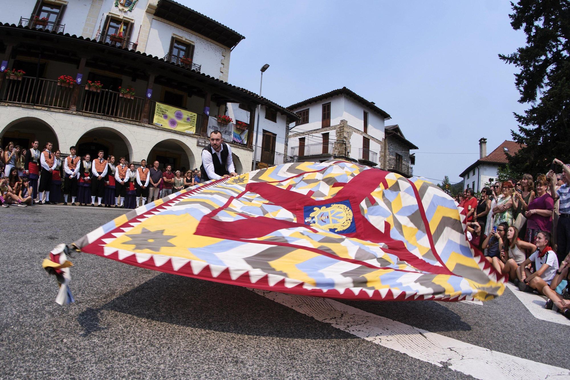 Fotos del tradicional baile de la bandera en fiestas de Roncal 2025