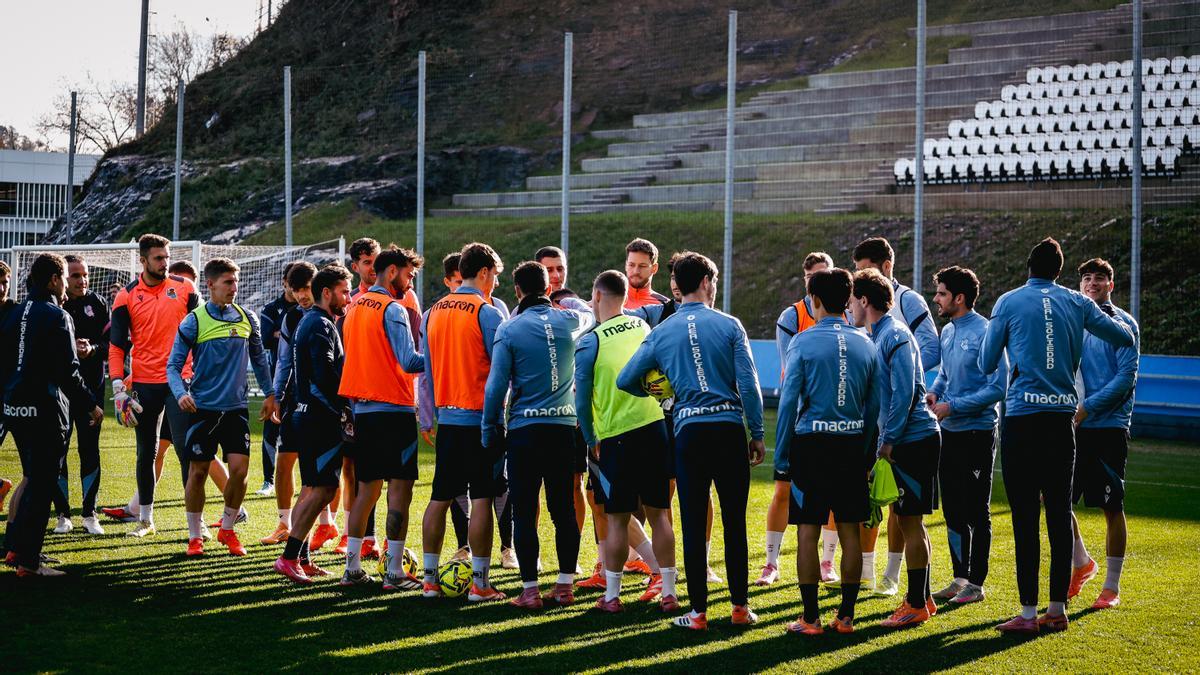 Los jugadores realistas hacen pasillo a Zubeldia, que se reincorporó ayer al grupo, para darle las típicas collejas.