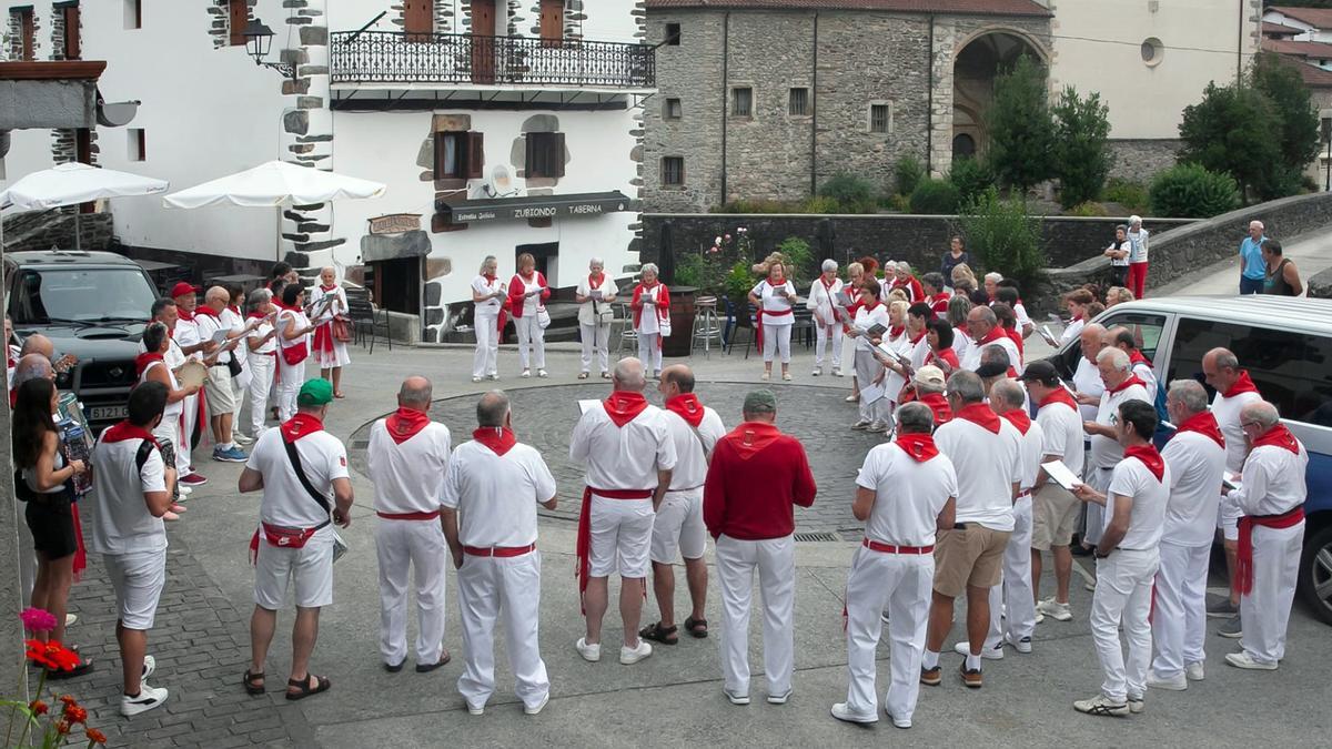Las y los auroros animaron la mañana del domingo anterior a las fiestas de Goizueta.