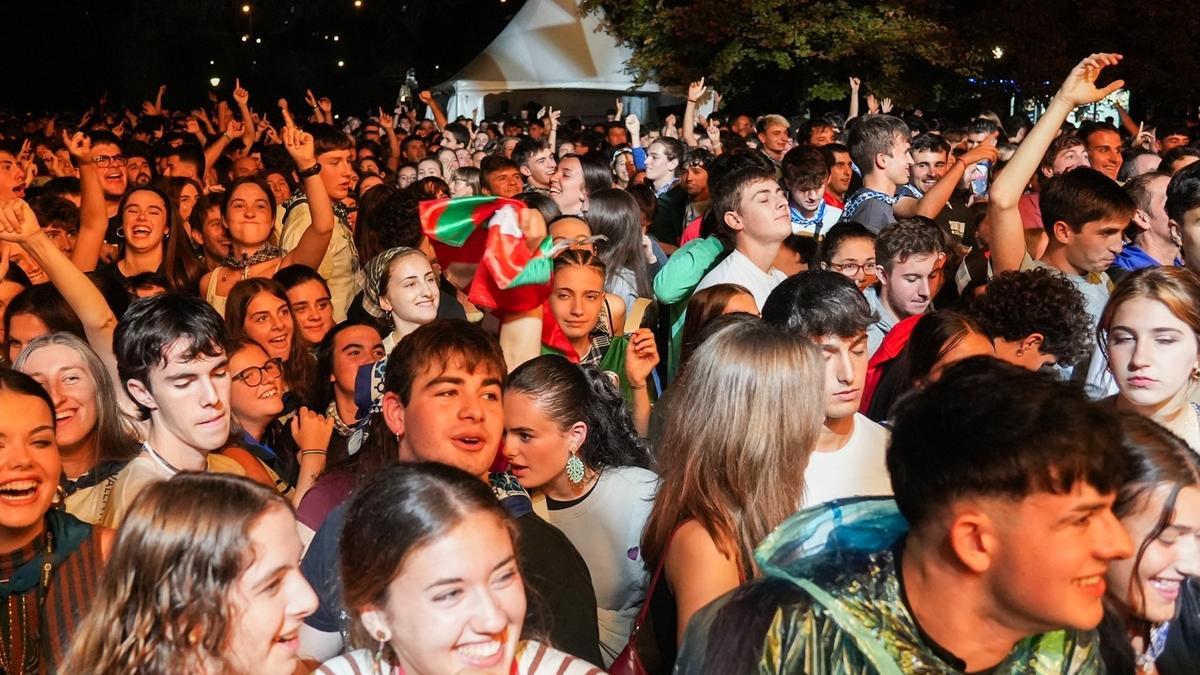 Público joven en el concierto de Gatibu