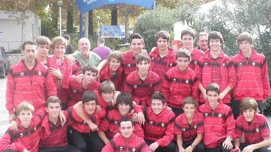 Bodgan, sentado abajo en el centro, posa con sus compañeros del equipo cadete B de Osasuna.