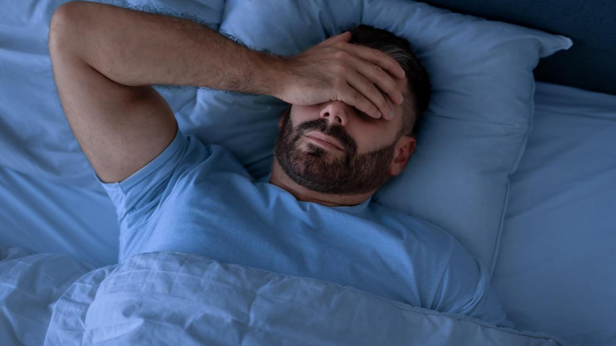 Un hombre tiene dificultades para dormir 