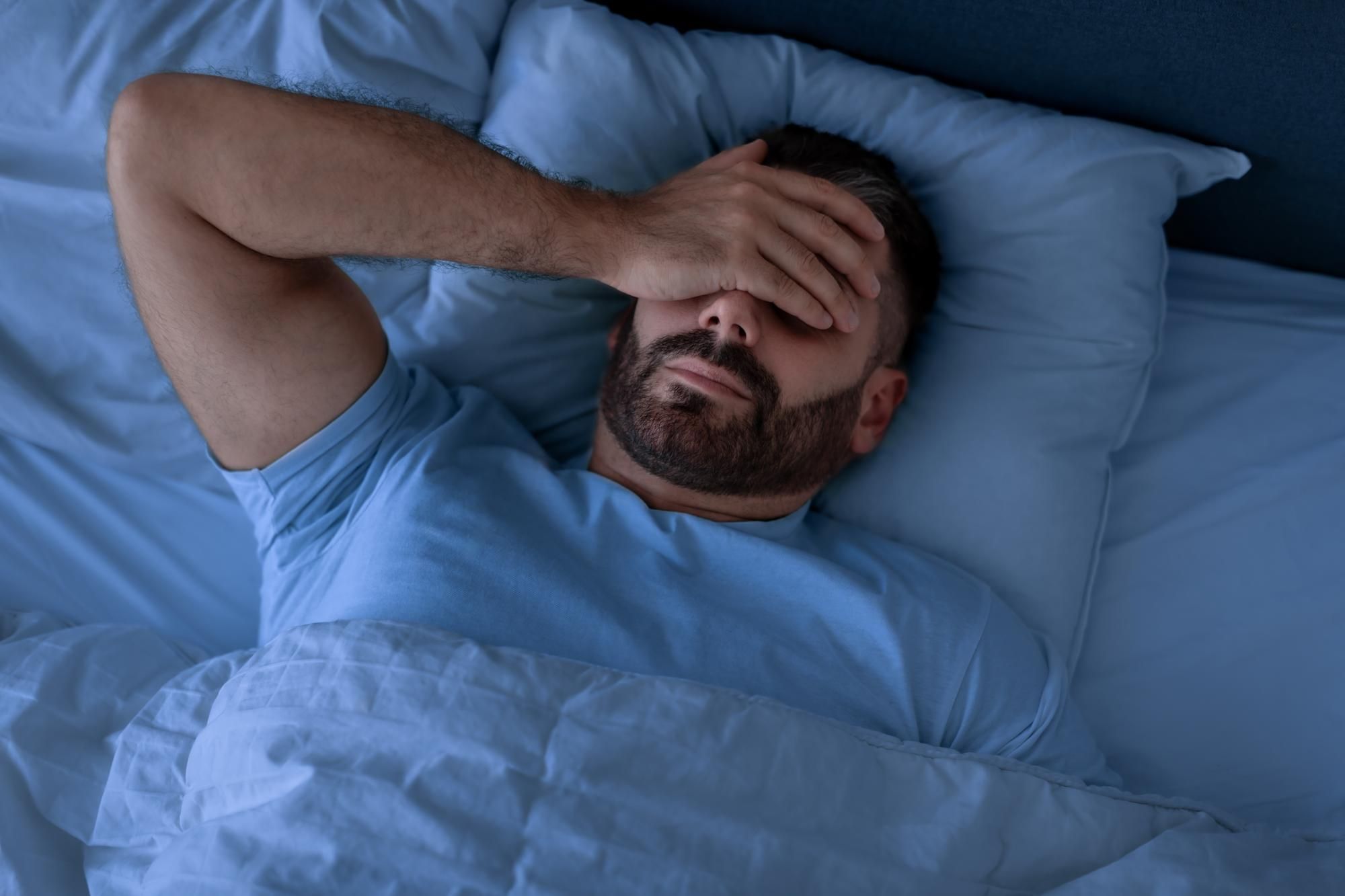Un hombre tiene dificultades para dormir de día.