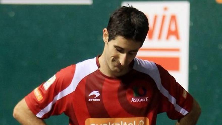 Ekaitz Saralegi sonríe durante un partido.