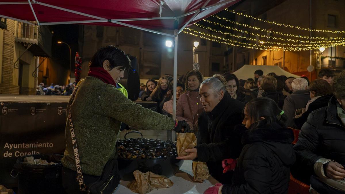reparto de castañas entre vecinos y vecinas.