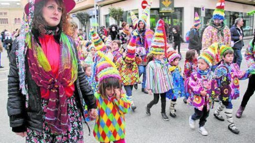 El Carnaval llenó de colorido la calle. En la imagen, el de Lizarra Ikastola.