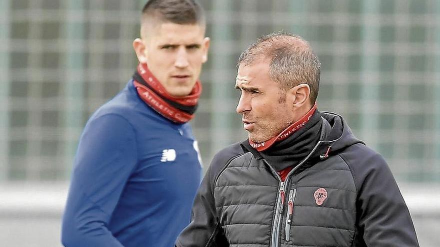 Gaizka Garitano, durante un instante del entrenamiento de ayer en Lezama