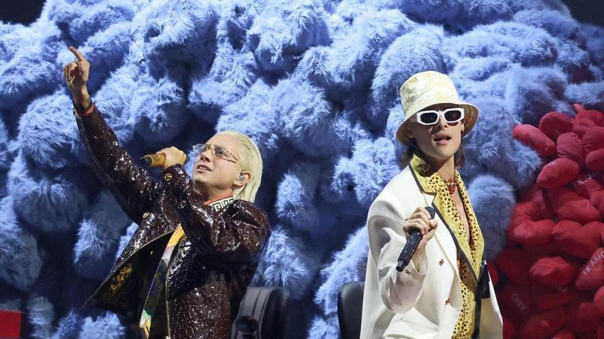 Los recientes ganadores de cinco Grammys Ca7riel y Paco Amoroso la lían en pleno vuelo: &quot;No me toques&quot;