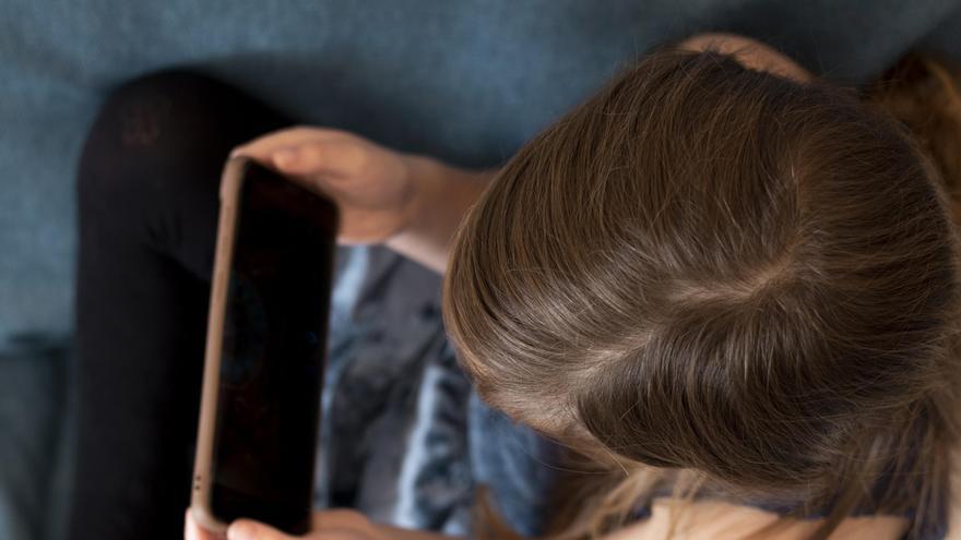 Condenado a 10 meses de cárcel por pedir "fotos sexis" a una niña de ocho años